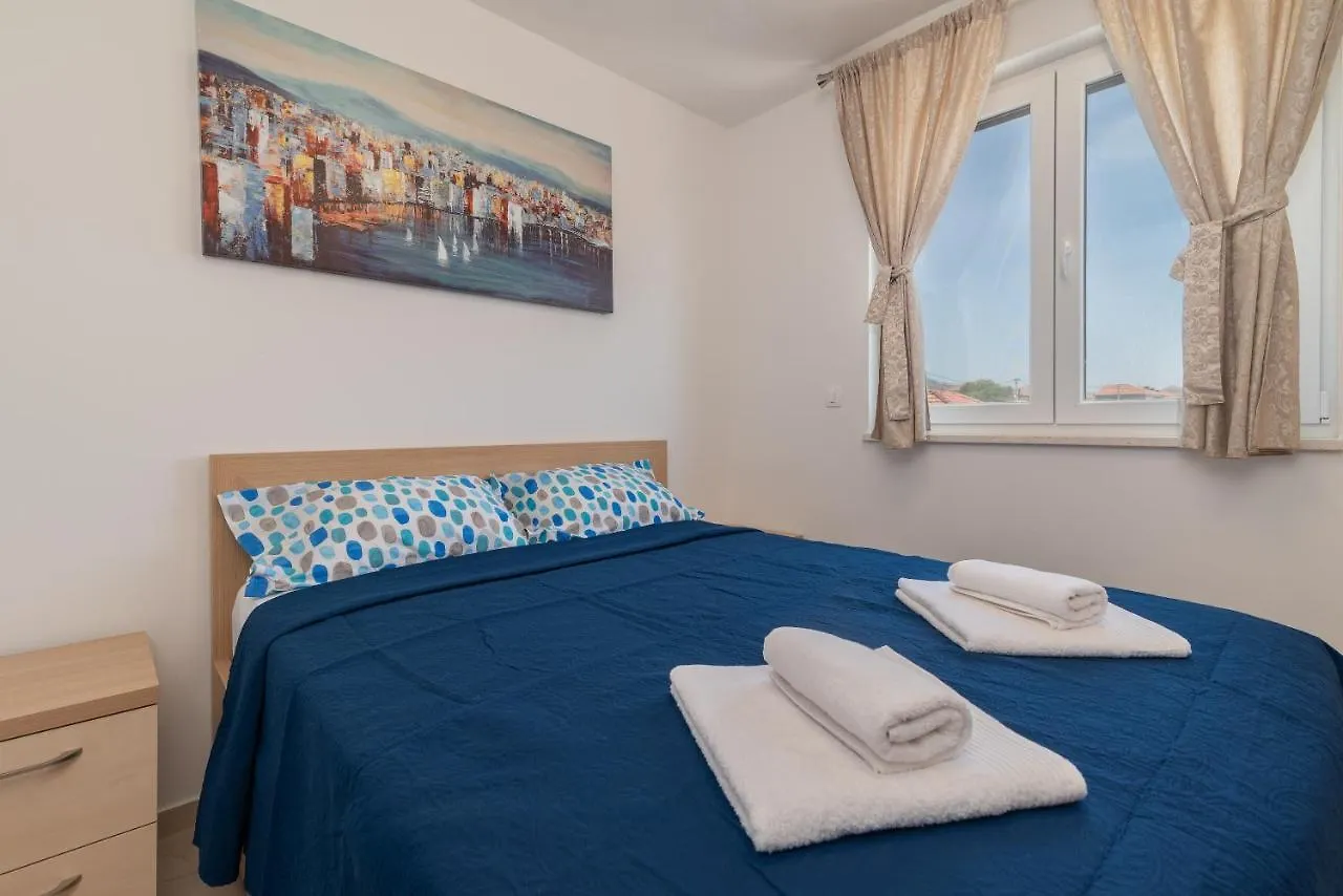 Apartman Adriana Traù 0*,  Croazia
